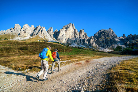 旅行者在意大利夏季在白云石Mounatins惊人的景观中徒步旅行。 旅行生活方式，闲逛，冒险概念。 户外荒野度假。