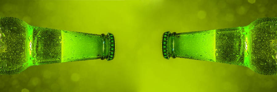 两个绿色啤酒瓶，绿色背景气泡