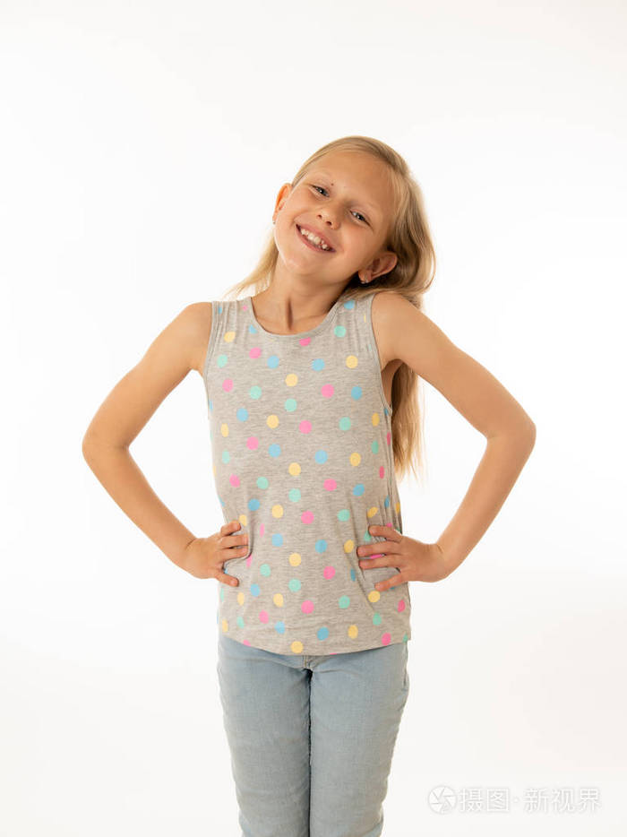 可爱,快乐,害羞,成功,小女孩微笑的相机手在臀部.