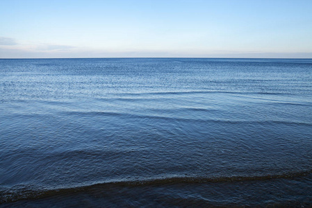 观赏波罗的海海岸线。