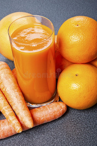 橙汁胡萝卜汁配姜汁，新鲜蔬菜