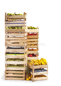 白底木箱存放的水果