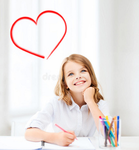 微笑的小女生在学校画画
