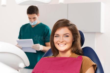 牙科手术中的快乐女人