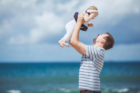一个快乐的家庭的写照夏天在蓝海边玩耍