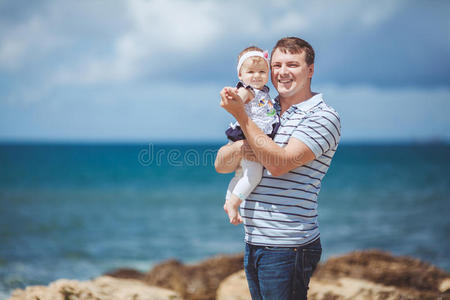 一个快乐的家庭的写照夏天在蓝海边玩耍