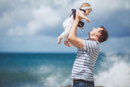 一个快乐的家庭的写照夏天在蓝海边玩耍