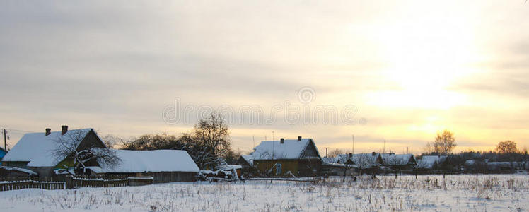 夕阳下的冬季乡村景观