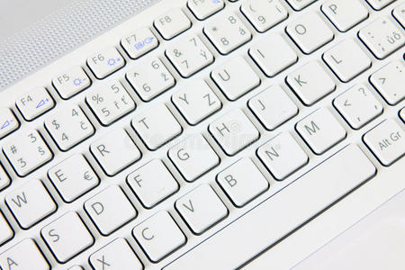 白色键盘笔记本电脑详图