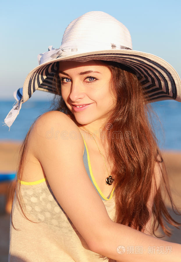 的快乐女孩戴帽子的美女快乐女人肖像海上戴帽子的快乐微笑的女人时尚