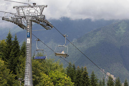 夏日山间的索道