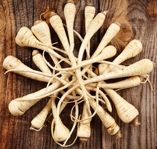 新鲜防风草整个和片防风草鲜防风草欧洲防风草根和叶