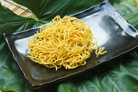 黄面黄汤面黄色法法法利面食的宏观照片,黑色与剪贴