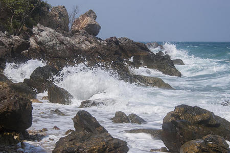 波浪冲击岩石