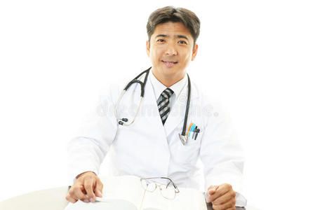 一位亚洲医生的画像