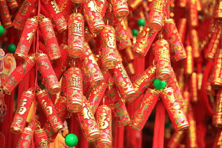 节放鞭炮点在黑暗的背景下熄灭和燃烧蜡烛传统的中国黄金鞭炮用来吓唬