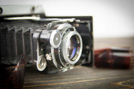 木桌上的旧照相机