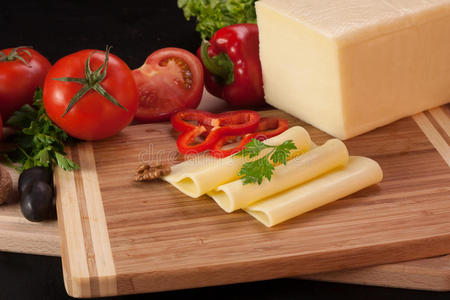 切菜板上的黄色奶酪图片