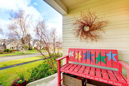 舒适的装饰门廊，红色长凳和干树枝