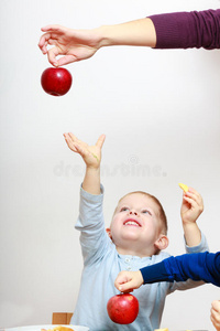 幼儿女孩伸手标记伸手摘星希望的年轻女孩小孩伸手说再见小宝宝伸手到
