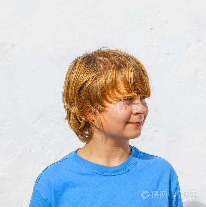 金色长发微笑男孩的肖像