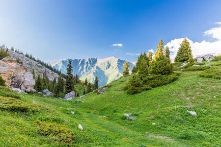 大阿拉木图附近的自然湖，天山在阿拉木图，哈萨克斯坦，亚洲