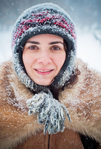 雪地里的年轻女子画像