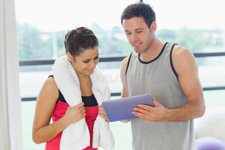 健身夫妻看健身室的数字桌