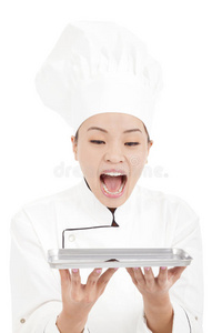 美女厨师尖叫端盘子图片