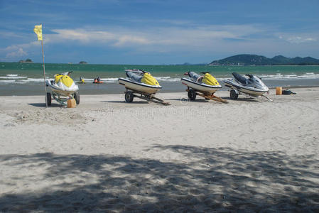 海滩上的摩托艇群