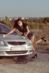 女孩洗车