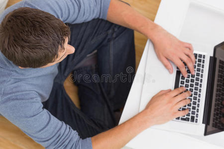 在家使用笔记本电脑的男子俯视图