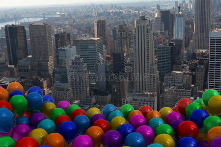城市上空有许多五颜六色的气球