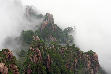 一般的中国景观薄雾升起在黄山上空