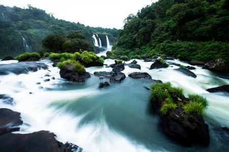 伊瓜苏瀑布，世界上最大的瀑布系列，位于巴西和阿根廷边境，从巴西可以看到