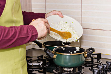 烹饪 食物 味道 男人 准备 厨房 盘子 洋葱 风味 勺子