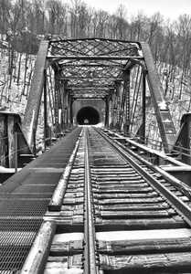 雪地里的老火车桥隧