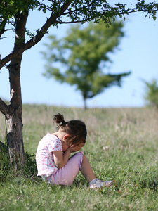 女孩伤心伤心的小女孩在大自然中哭泣照片