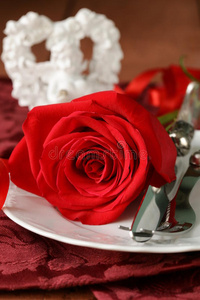 为情人节准备浪漫的玫瑰餐桌