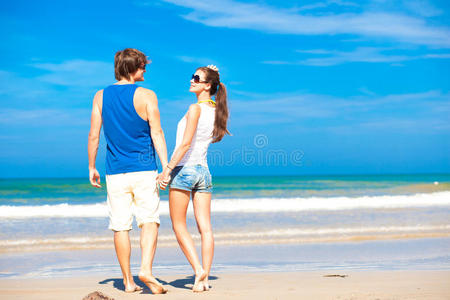 泰国热带海滩上戴墨镜的情侣