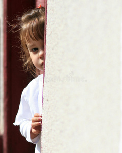 害羞的小孩躲起来照片