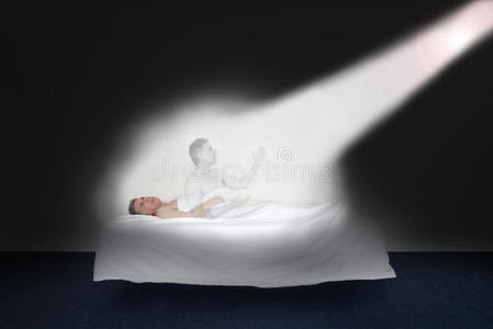 银金背景,明亮的阳光照射在bokeh圆形或明亮白光下的气泡上