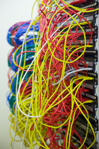 数据中心中的一束网络电缆