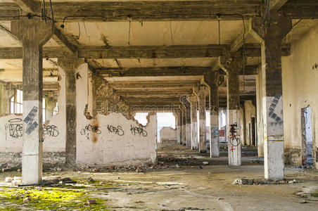 废弃工业建筑内部