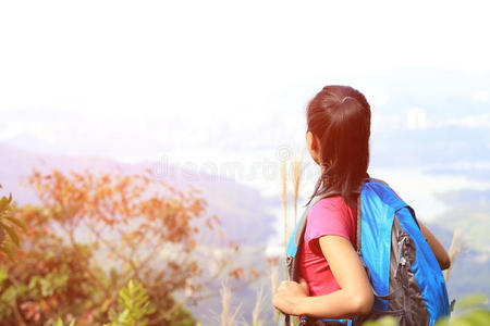 女徒步旅行者看风景