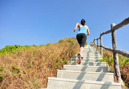 女运动员在山上跑楼梯图片