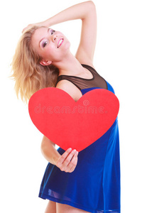 红心。爱的象征。女人拿着情人节的标志。