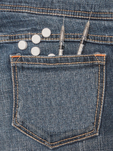 牛仔裤口袋上的注射器和药丸图片