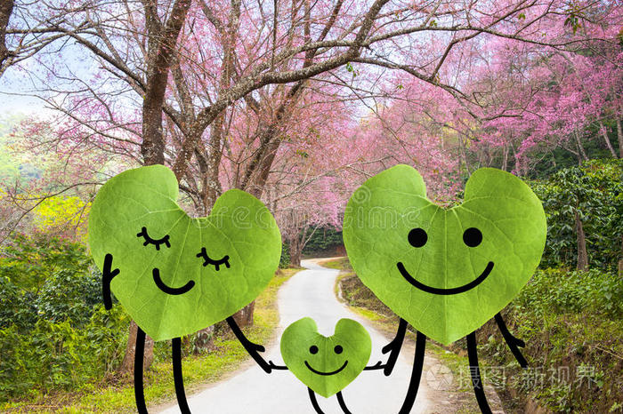 幸福的家庭牵手绿色环境理念