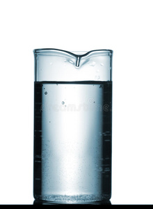 带溶液的隔离化学烧杯照片